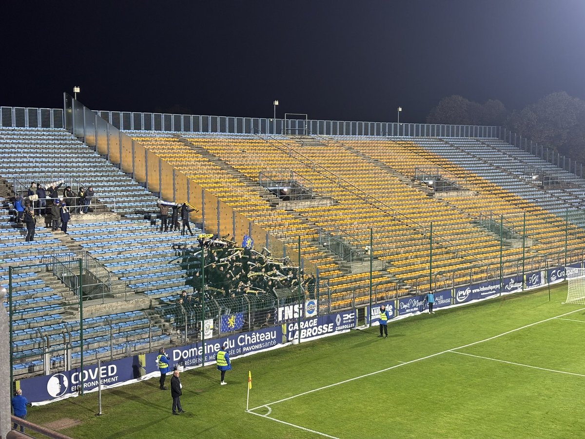 Zagadoux_'s tweet photo. 📆 16/11/2024
⚽️ FC Gueugnon - FC Sochaux (n°174)
🏟️ Stade Jean Laville (n°51)
📍 Gueugnon 🇫🇷
🏆 Coupe de France
🎟️ 8€
C’est le retour de la Coupe de France. Avec 2 clubs historiques des années 2000 mais une affluence décevante
#groundhopping #FCGFCSM https://t.co/yZPVqJGiRF
