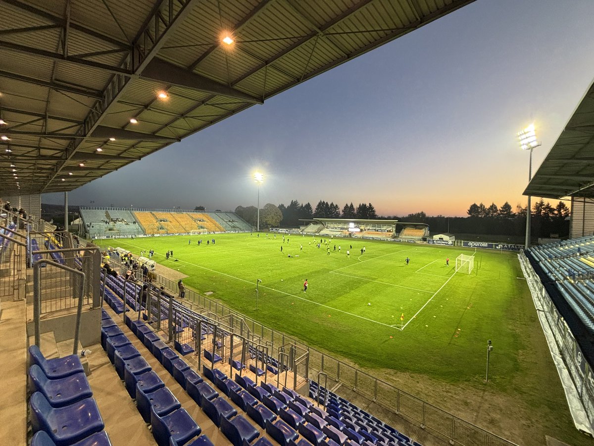Zagadoux_'s tweet photo. 📆 16/11/2024
⚽️ FC Gueugnon - FC Sochaux (n°174)
🏟️ Stade Jean Laville (n°51)
📍 Gueugnon 🇫🇷
🏆 Coupe de France
🎟️ 8€
C’est le retour de la Coupe de France. Avec 2 clubs historiques des années 2000 mais une affluence décevante
#groundhopping #FCGFCSM https://t.co/yZPVqJGiRF
