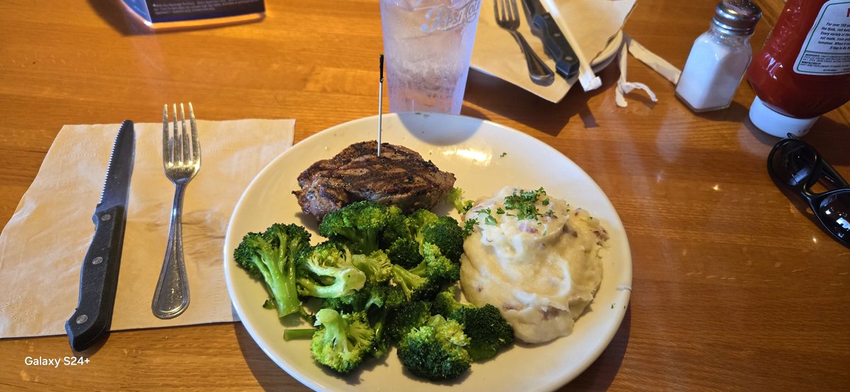 Tombraider75's tweet image. At #Applebee's enjoying #lunch. 😋 I recommend the sirloin steak with garlic mashed potatoes and broccoli 🥦  👌