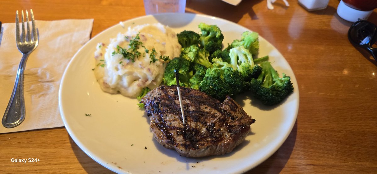 Tombraider75's tweet image. At #Applebee's enjoying #lunch. 😋 I recommend the sirloin steak with garlic mashed potatoes and broccoli 🥦  👌