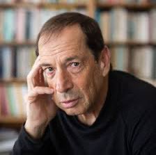 בני ברבש

אני חושב על גלי בהרב-מיארה.

אני למשל חושב איך היא תתעורר מחר בבוקר.

אני חושב: היא בכלל הצליחה להירדם עם כל מה שיושב לה על הראש, ועל הלב.

אני חושב: ואם תתעורר, איך יהיה לה כוח לצאת מהמיטה.

היא בטח כל כך עייפה ומותשת.

עם כל הסימנים הכחולים והחבלות המִתרבות, ומדקרות