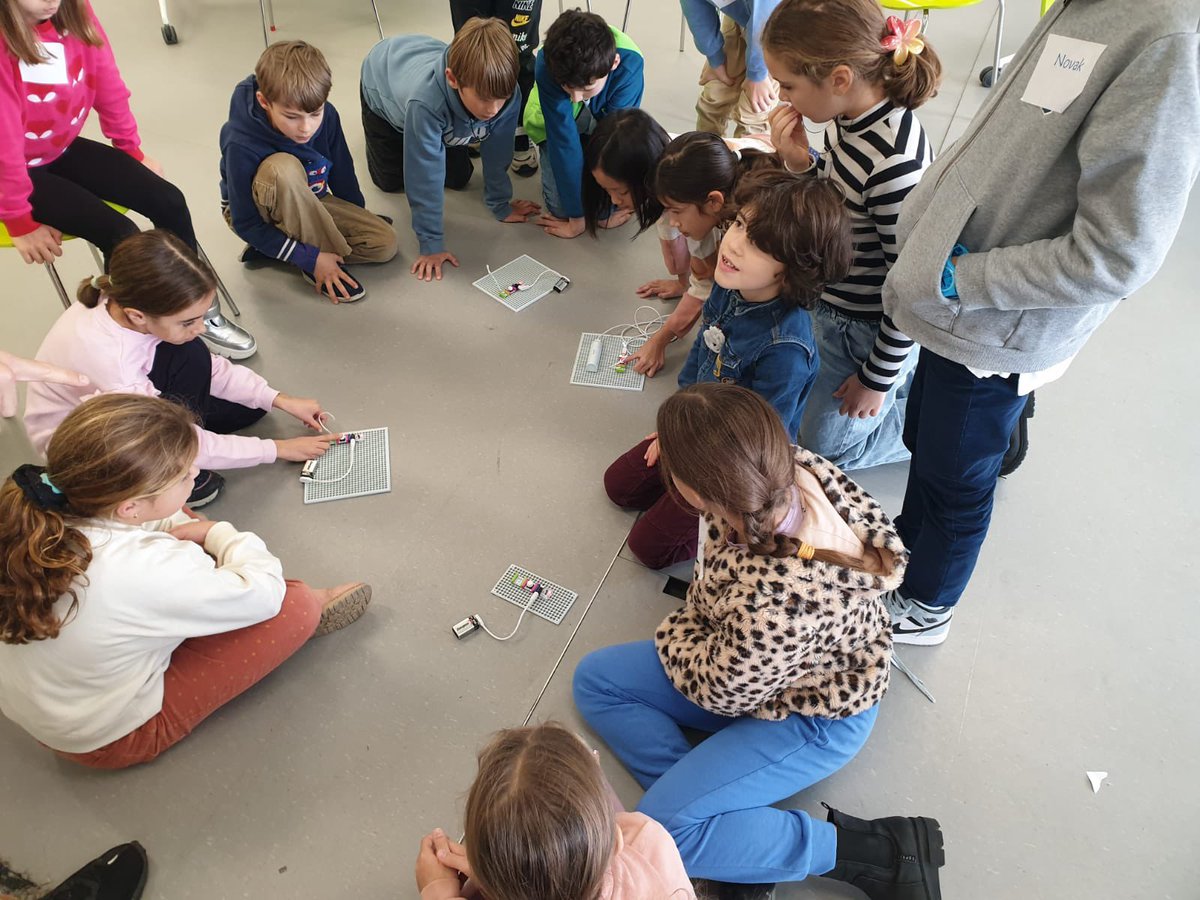 EPFL_SPS's tweet image. L’atelier « petits engins par des petites mains » de ce semestre a débuté aujourd’hui. 5 samedis de suite, des filles et garçons de 8 à 10 ans viennent @EPFL, apprennent à résoudre des problèmes et inventent des engins électroniques en réfléchissants ensemble.