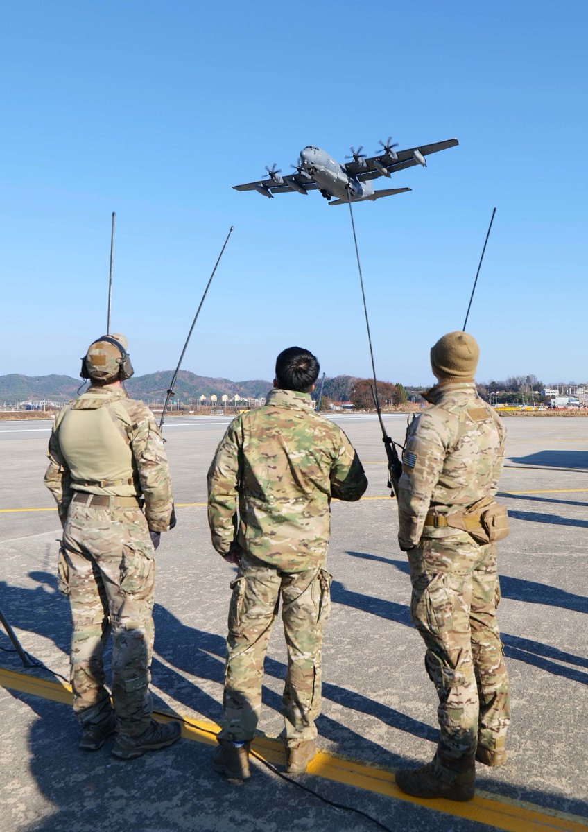 CombatControlFn's tweet image. #OTD2022 | U.S. &amp;amp; #RoK Air Force #CombatControllers train together establishing control of a roadway turned "emergency landing strip" in Yeongju, #SouthKorea. This combat readiness event fused fighter, mobility, &amp;amp; SOF aircraft together in an austere location. #FirstThere