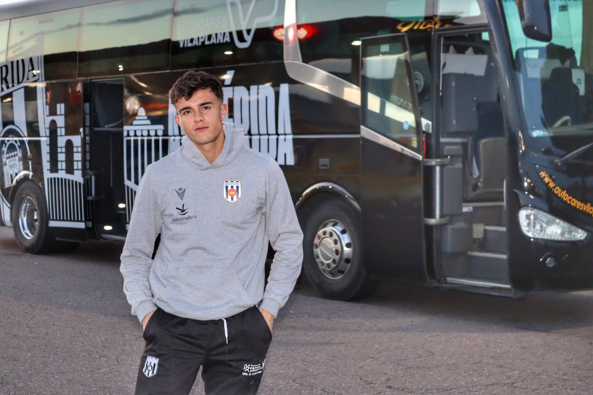 Merida_AD's tweet photo. 📸 ¿Con qué pose os quedáis? 

1️⃣ La media sonrisa de @Pablobnk97  
2️⃣ La pose de modelo de @danivglez 
3️⃣ El todo OK de Luis Pareja https://t.co/DsHLyFmYhn