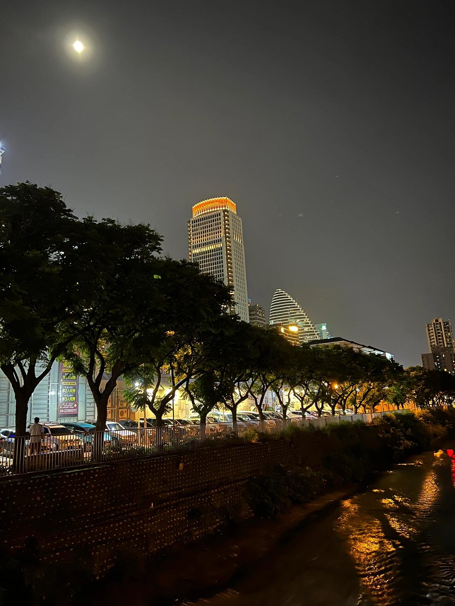 台湾の夜、いろんな色に溢れている！🌈🏙️