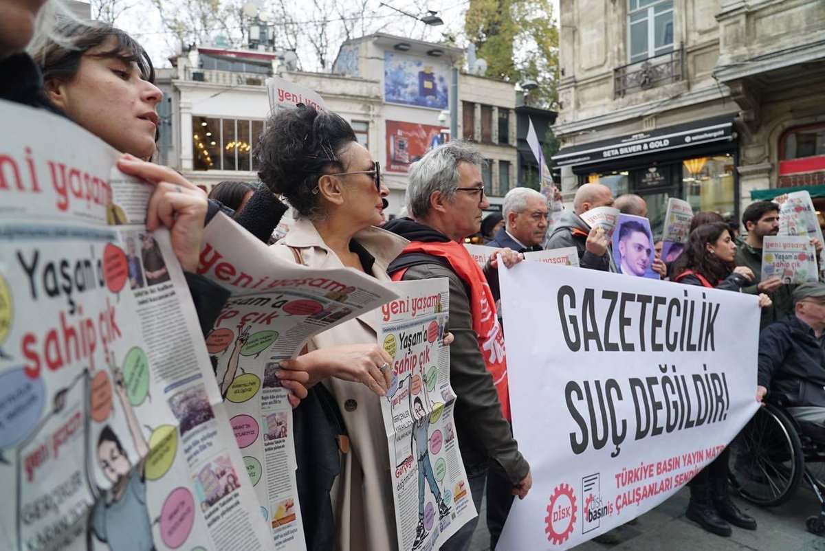 Basına yönelik baskılara karşı gazeteci arkadaşlarımızın yanındaydık bugün. #özgürbasınsusturulamaz