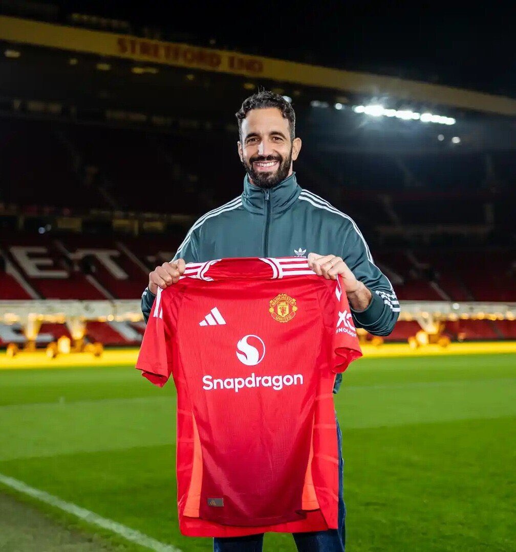🚨🇵🇹 Manchester United confirm five coaches have joined Rúben Amorim staff.

Carlos Fernandes
Jorge Vital
Adelio Candido
Emanuel Ferro
Paulo Barreira