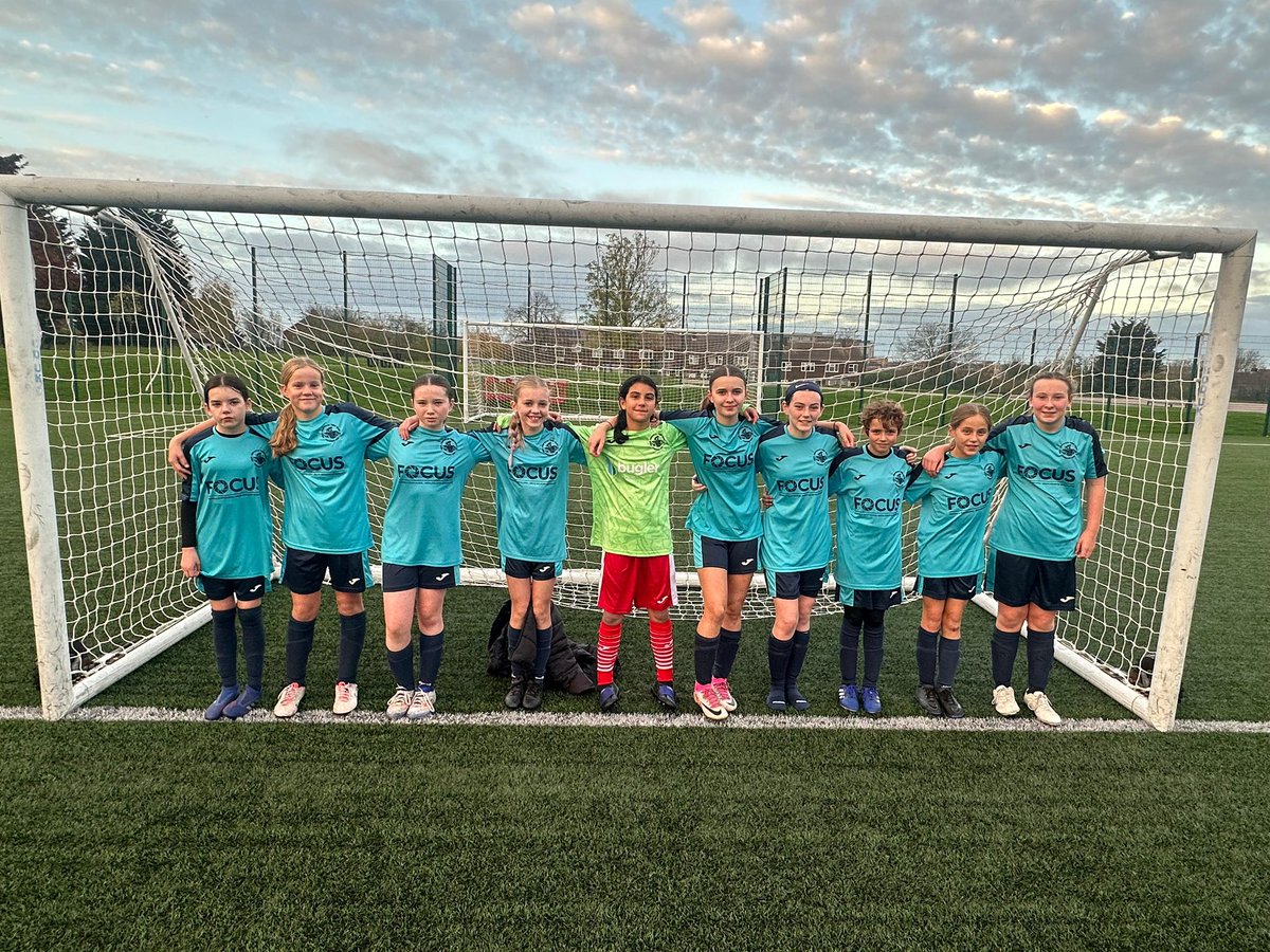 neville_steve's tweet photo. This special group of girls @HemelTownYthFC 

A well deserved point away at West Ham today in the @JPL_WARRIORS.

Proud. 

💪🔴⚪️ https://t.co/RrPVjhw6hG