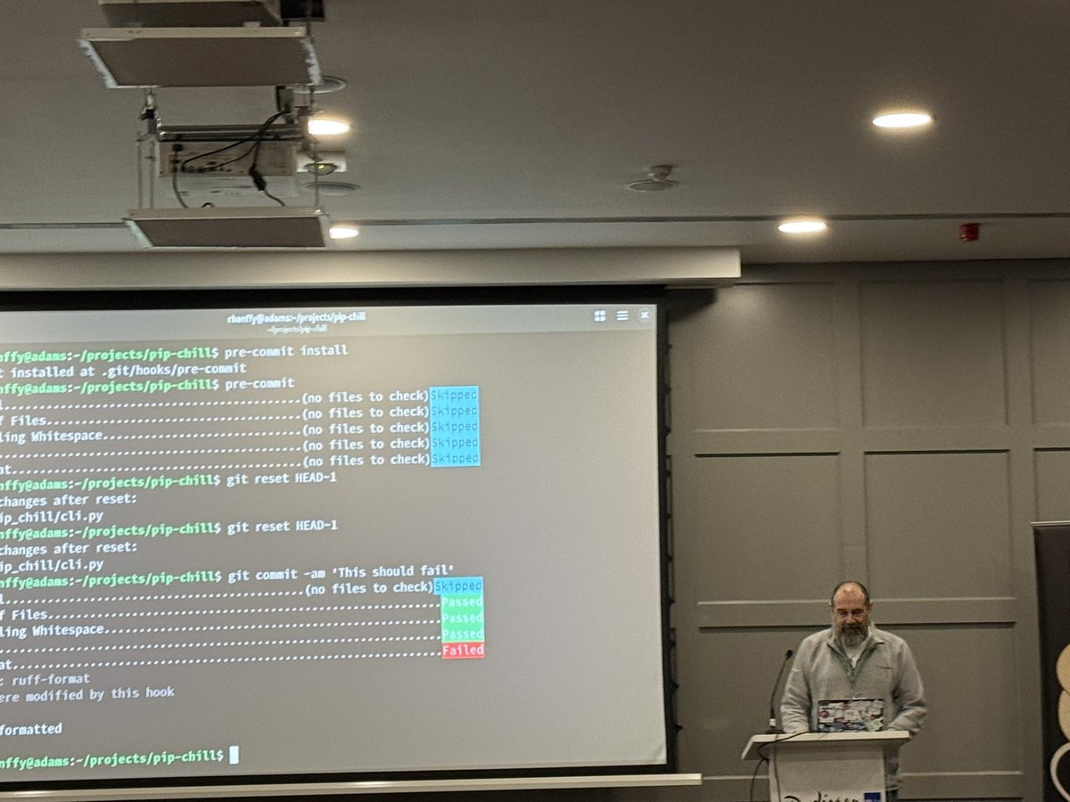 Lightening talks: Always cool under pressure - <a href="/rbanffy/">Ricardo Bánffy</a>! 

#PyConIe #Python #PyCon