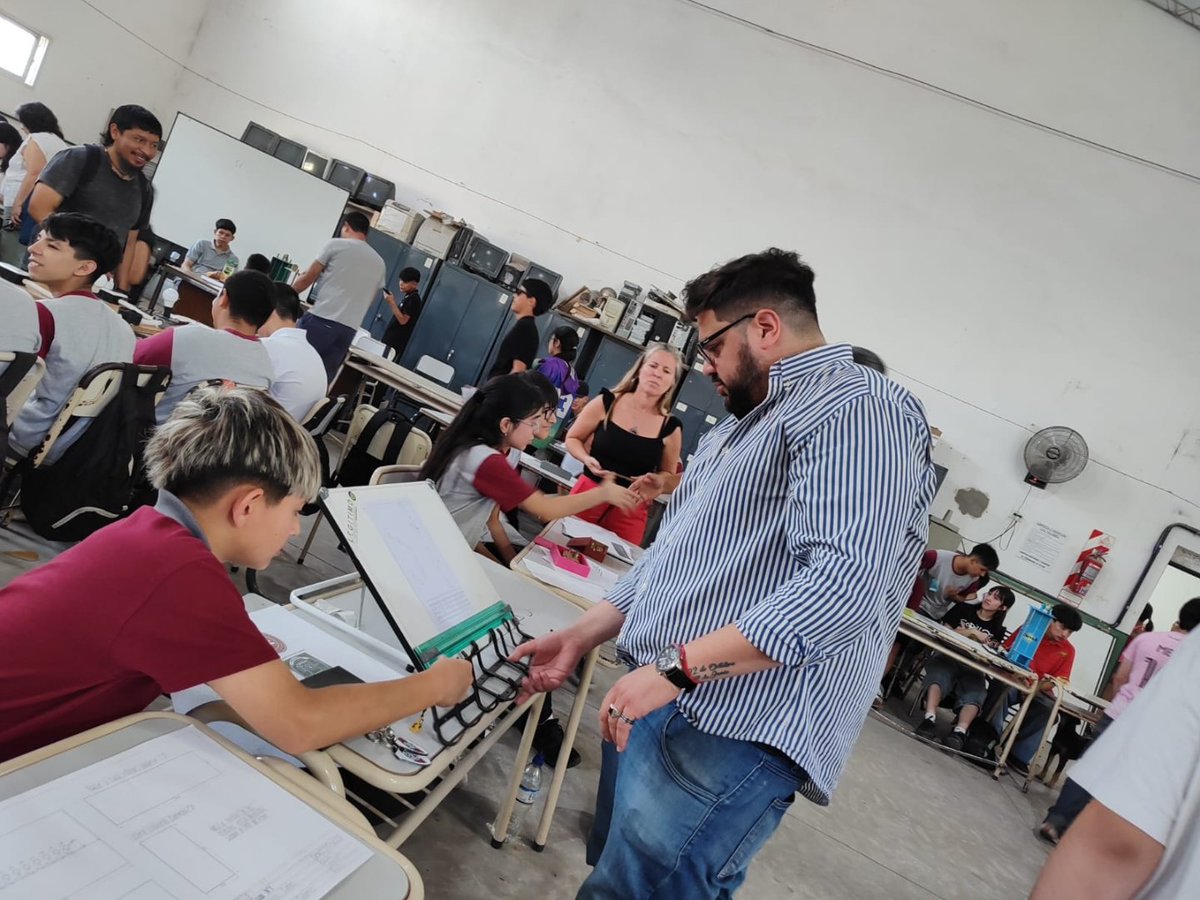 DanteBoeri's tweet photo. Presentes en la muestra anual de la Técnica 1 de #EstebanEcheverria junto a Javier Perin Secretario de Educación Técnica del Suteba Provincia. Estuvimos recorriendo los salones y charlamos con lxs Estudiantes y vimos las producciones de cada año https://t.co/epsxrYbWUs