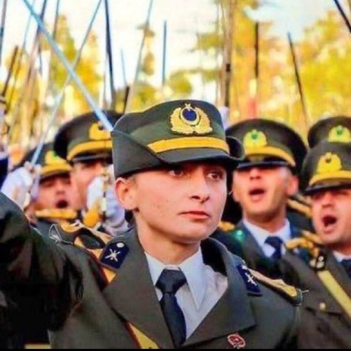 #TeğmenimeDokunma

2.Dünya savaşından beri en kritik dönemde, "Atatürk'ün askerleriyiz" diyen teğmenlerimize bunu yapmak, kendi ayağına kurşun sıkmaktır.
Kimin askeri olacaktı?