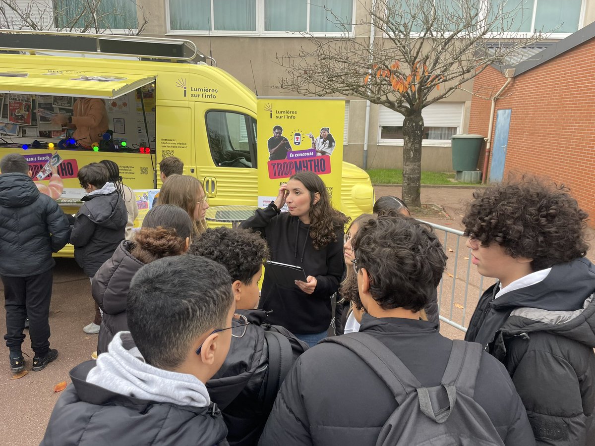 💡Le News Truck de <a href="/LumieresInfo/">Lumières sur l’info</a> au Collège Camille Claudel 🗞️
<a href="/DamienFleurot/">Damien Fleurot</a> <a href="/dorhage/">Susanna Dörhage</a> <a href="/djaftat/">ELICE Jean-Luc</a> <a href="/clemiversailles/">CLEMI Versailles</a> <a href="/LeCLEMI/">CLEMI</a>