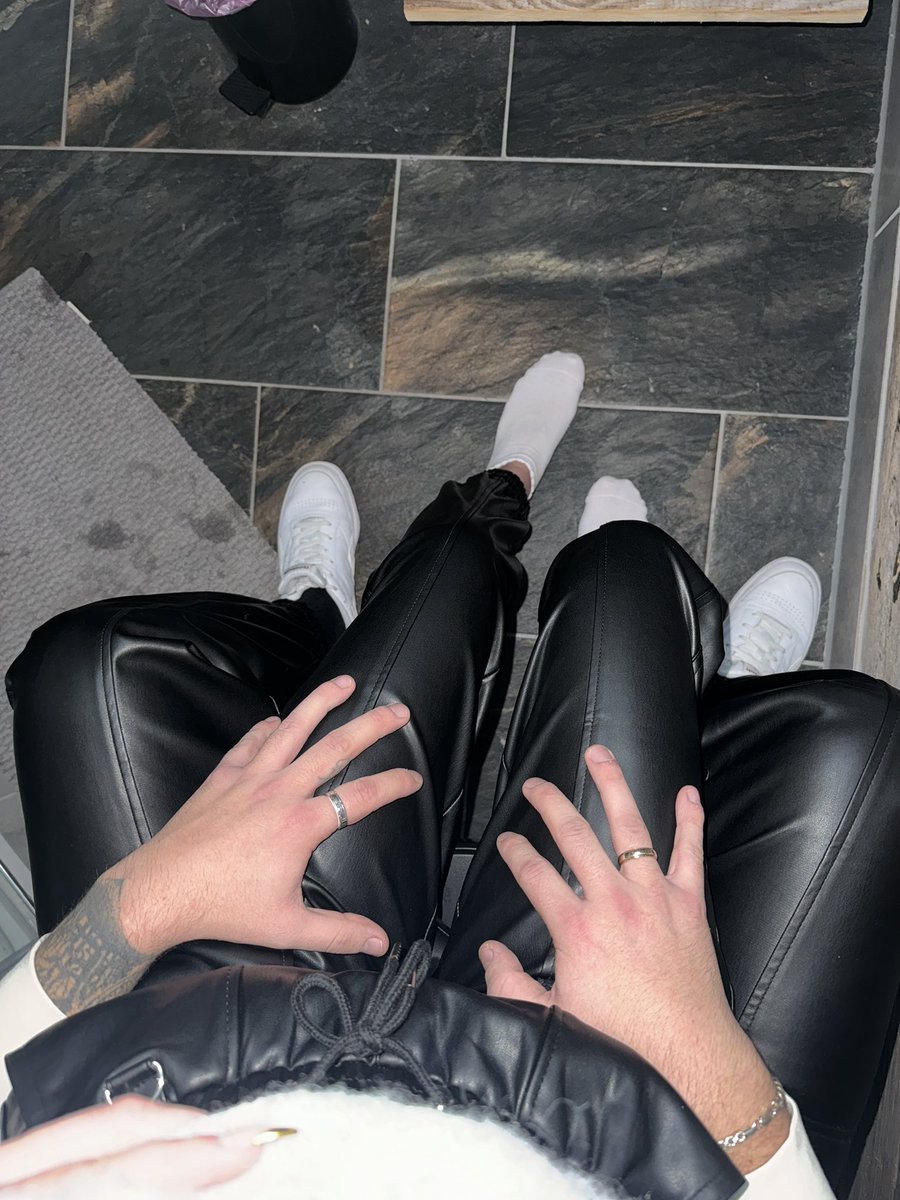 FindomCouple0's tweet photo. Leather Partner Look🖤 https://t.co/AxYaGUskfS