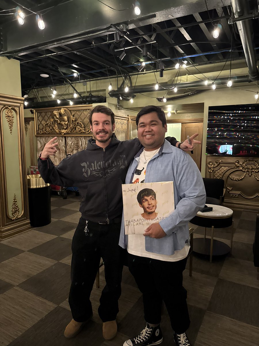 japapi00's tweet photo. met broski at the 11/11 LA Night 8 show ! he gifted and signed two vinyls for me . i am forever grateful , always  🥹 thank you rex orange county and team 💙 

@rexorangecounty https://t.co/lmMlo5qwTt