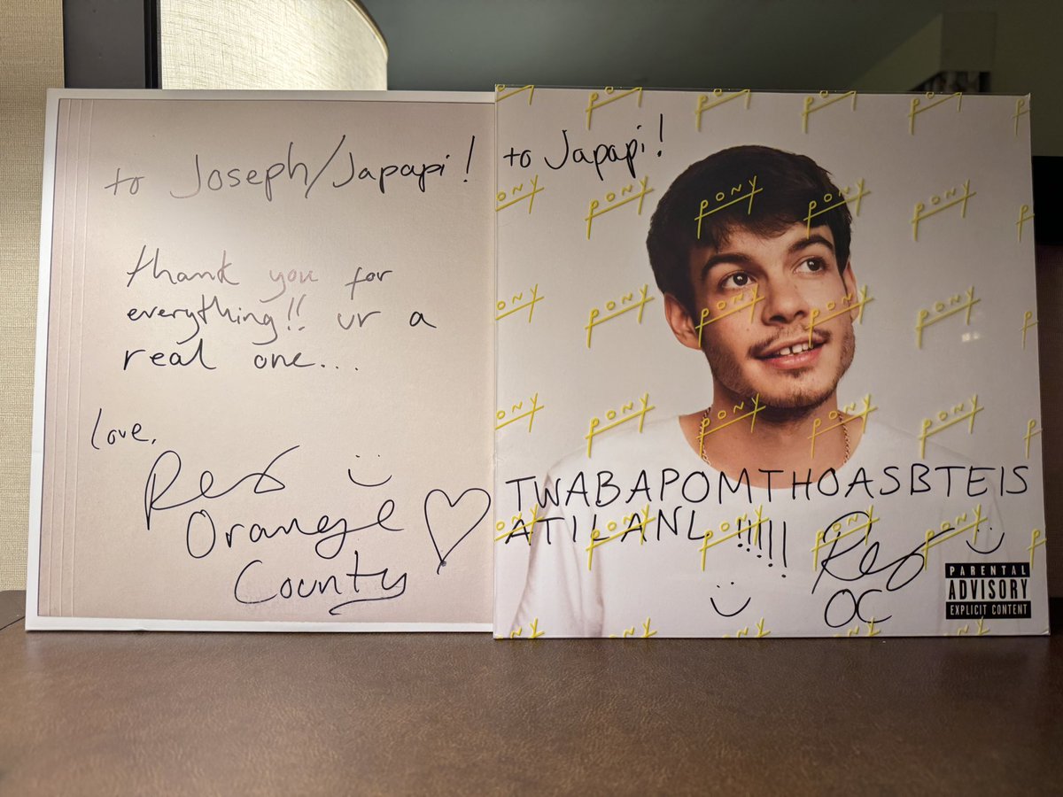 japapi00's tweet photo. met broski at the 11/11 LA Night 8 show ! he gifted and signed two vinyls for me . i am forever grateful , always  🥹 thank you rex orange county and team 💙 

@rexorangecounty https://t.co/lmMlo5qwTt