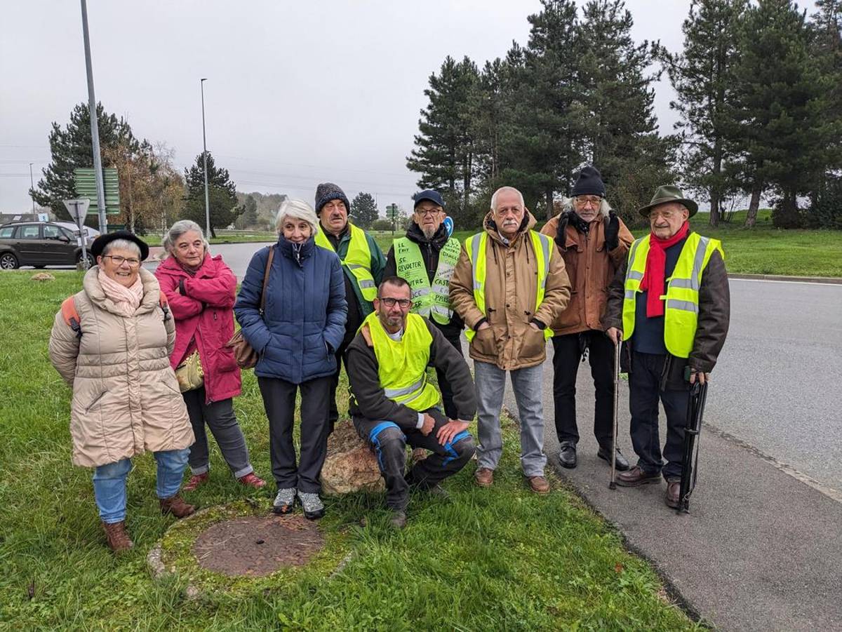 larep_fr's tweet image. Des gilets jaunes sur un rond-point à #Gien : quelques irréductibles fêtent le sixième anniversaire du mouvement #Loiret #GiletsJaunes  larep.fr/gien-45500/act…