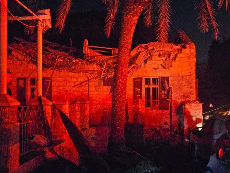 AlakhbarNews's tweet photo. وسائل إعلام إسرائيلية: إصابة مباشرة لمبنى في منطقة الكرمل وانقطاع التيار الكهربائي عن أجزاء من مدينة حيفا نتيجة قصف صاروخي من #لبنان https://t.co/PUcRUFvGj6