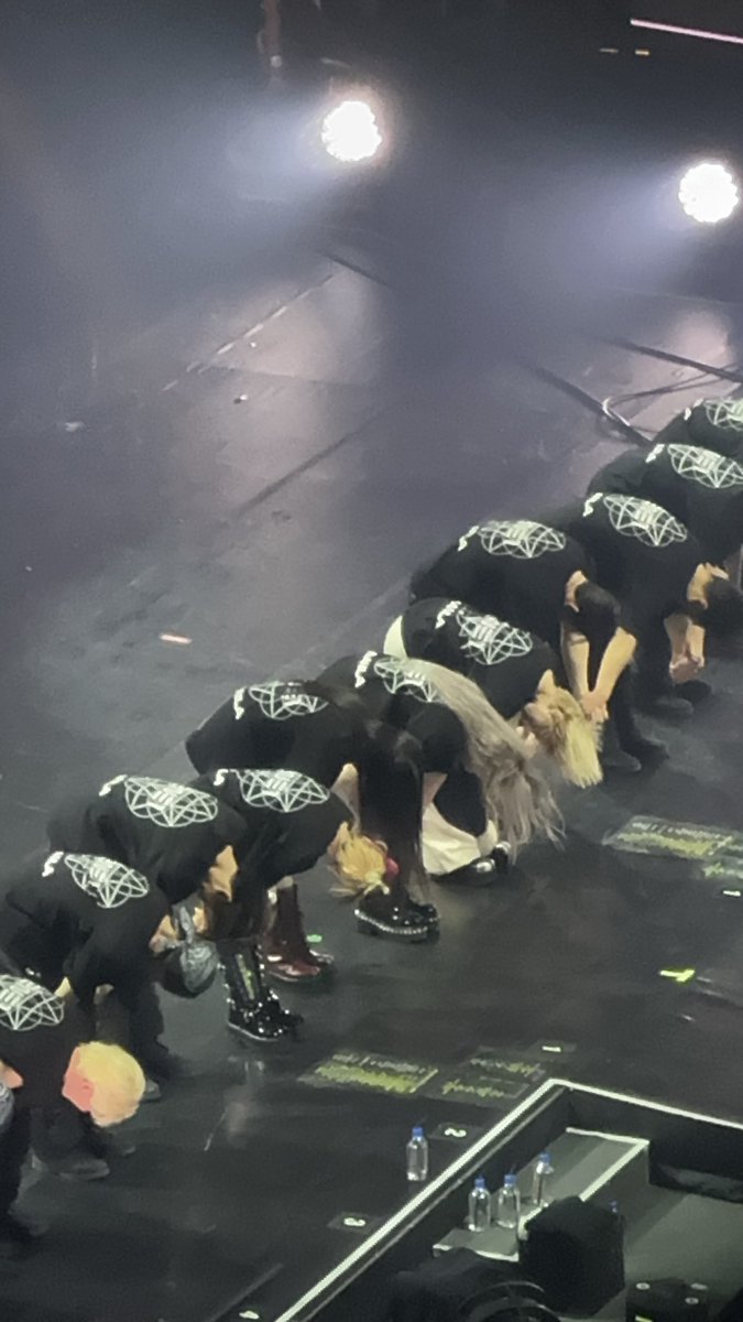 ZyieRadovan4's tweet photo. The younger me would be so happy 🥹 Thank you 2NE1 for giving me such memories I will treasure 4ever. Mahal ko kayo unnies 🥹🖤❤️ 
#2NE1_WELCOMEBACKinManila #2NE1_WELCOMEBACKManilaDay1 #2NE1INMANILA https://t.co/9NgxPQRs1D