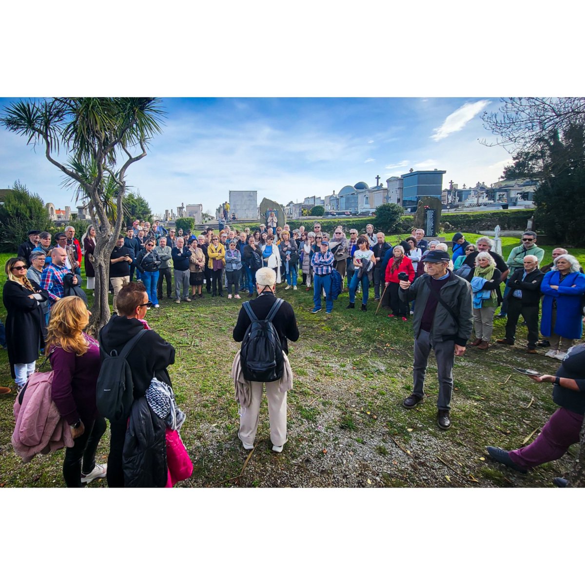 _cachuco's tweet image. Hoy cientos de personas hemos estado escuchando a María Toca @LaPajareraMgz en el cementerio civil de #Ciriego aprendiendo más cosas sobre la memoria -negra- de #Cantabria. #11RosasDeCantabria

Enhorabuena Maria por el trabajo y por compartirlo.