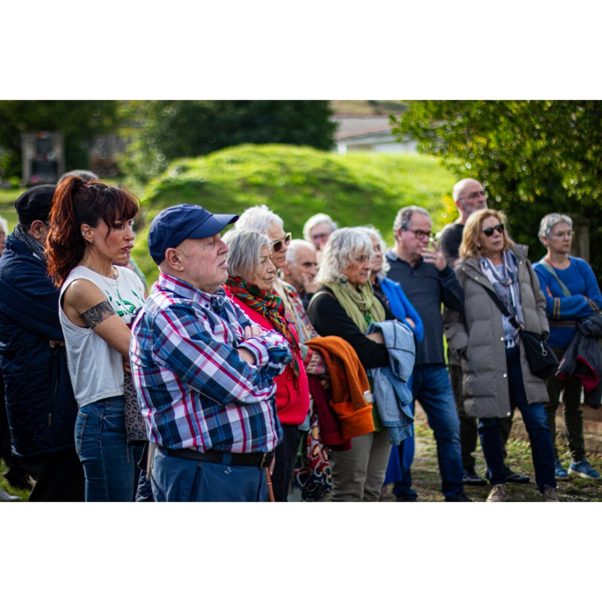 _cachuco's tweet image. Hoy cientos de personas hemos estado escuchando a María Toca @LaPajareraMgz en el cementerio civil de #Ciriego aprendiendo más cosas sobre la memoria -negra- de #Cantabria. #11RosasDeCantabria

Enhorabuena Maria por el trabajo y por compartirlo.