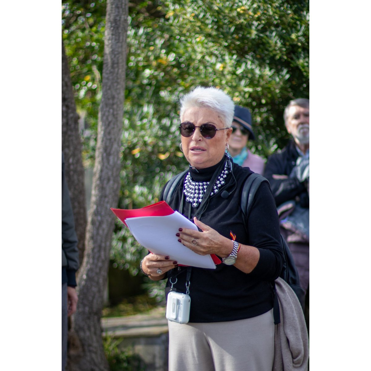 _cachuco's tweet image. Hoy cientos de personas hemos estado escuchando a María Toca @LaPajareraMgz en el cementerio civil de #Ciriego aprendiendo más cosas sobre la memoria -negra- de #Cantabria. #11RosasDeCantabria

Enhorabuena Maria por el trabajo y por compartirlo.