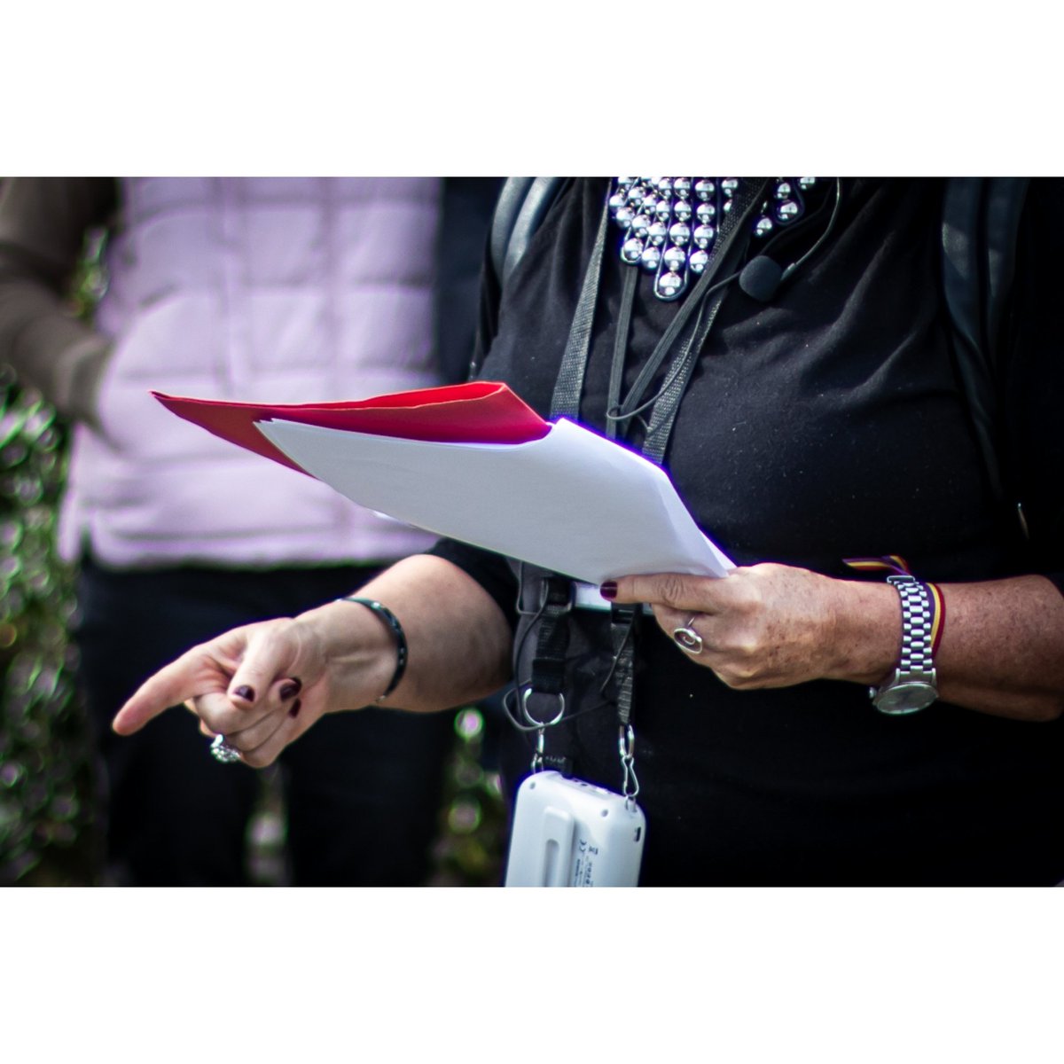 _cachuco's tweet image. Hoy cientos de personas hemos estado escuchando a María Toca @LaPajareraMgz en el cementerio civil de #Ciriego aprendiendo más cosas sobre la memoria -negra- de #Cantabria. #11RosasDeCantabria

Enhorabuena Maria por el trabajo y por compartirlo.