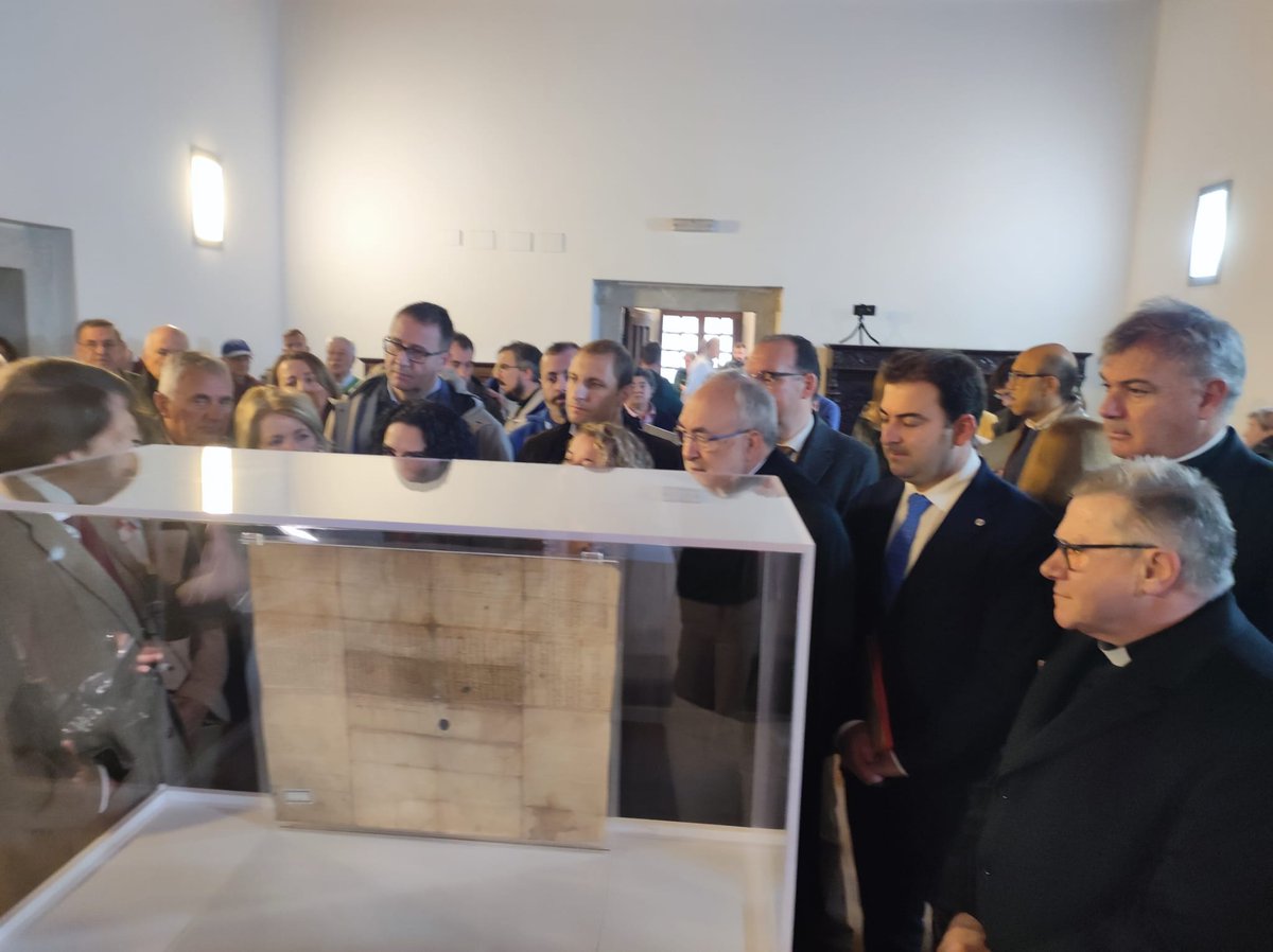 FOROAsturias's tweet photo. ⛪️@AdrianPumares participó junto con el Alcalde de @FOROAsturias en el @AytoSalas, @SergioHidalgoA_, y los concejales @AlexBeGar y Ana Pérez Feito, en la visita pública al pergamino fundacional del Monasterio de San Salvador de Corniana/Cornellana, en #Salas.
📸El documento fundacional regresa al concejo tras casi 2⃣0⃣0⃣ años.