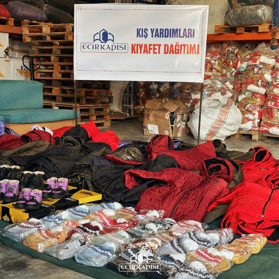 Bir battaniye, sıcak bir mont, kışlık giysiler... Sadece soğuğu engellemekle kalmıyor, aynı zamanda onlara umut oluyor.