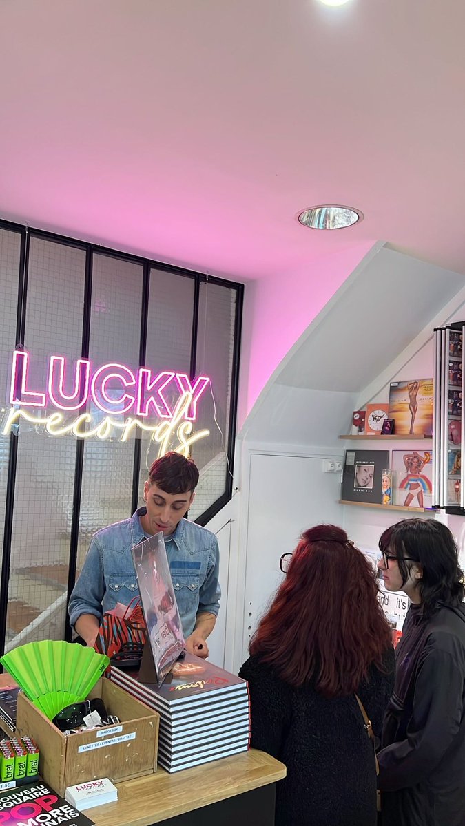 Lucky Records - Paris & Lyon (@luckyrecordsfr) on Twitter photo Merci à <a href="/The_Paloma_/">⚜️ 𝑷𝑨𝑳𝑶𝑴𝑨 ⚜️</a> d’être venue jusqu’à Lyon pour une séance de dédicaces de ses vinyles et de sa BD, à ne pas manquer ! 🥰 Merci à <a href="/The_Paloma_/">⚜️ 𝑷𝑨𝑳𝑶𝑴𝑨 ⚜️</a> d’être venue jusqu’à Lyon pour une séance de dédicaces de ses vinyles et de sa BD, à ne pas manquer ! 🥰