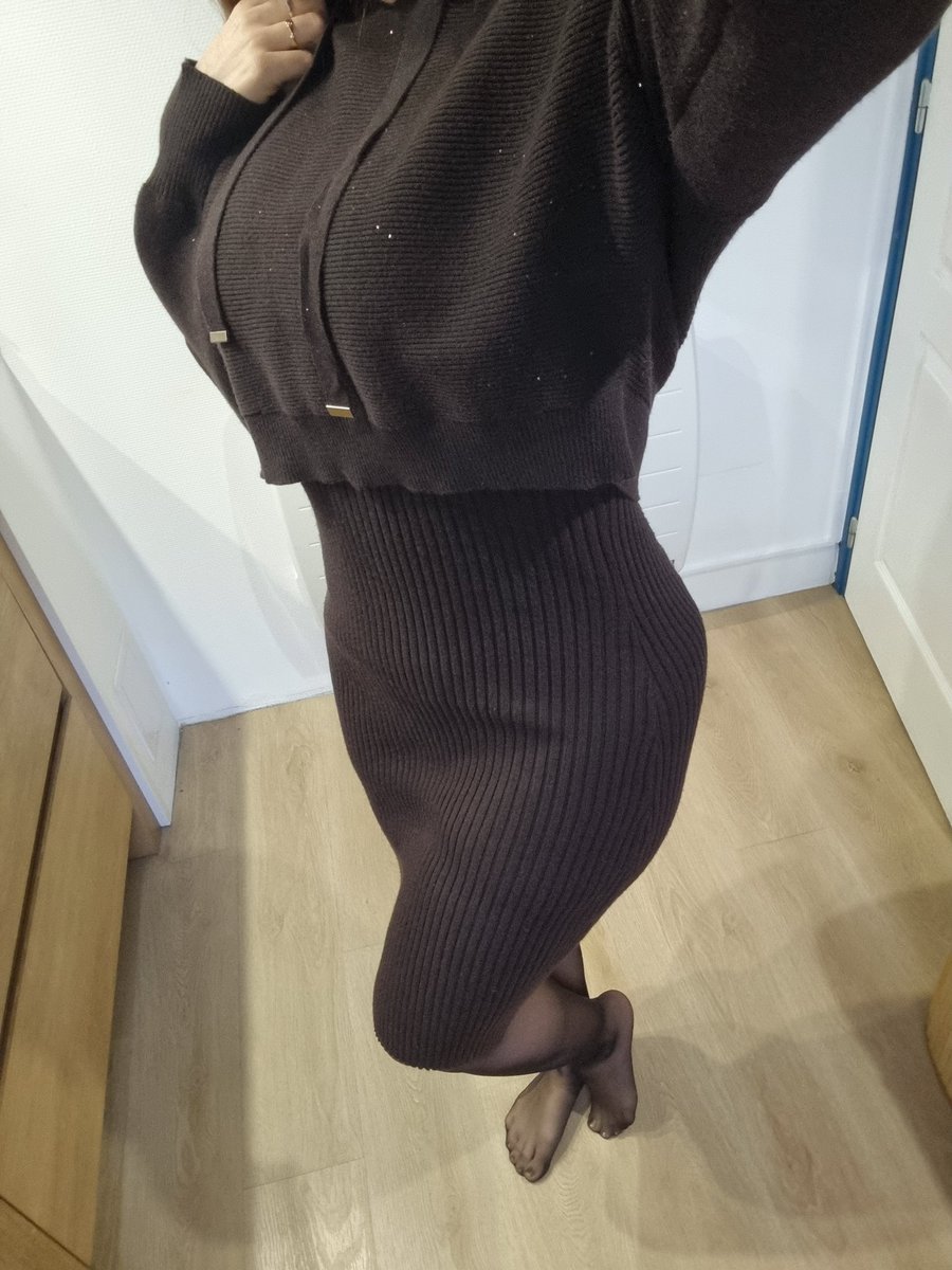 kathe_petrova14's tweet photo. Go un bon restaurant en amoureux 🥰 j'ai mis une petite robe pull simple mais de jolies choses se cache en dessous 😜 https://t.co/w2Uvat8b6V