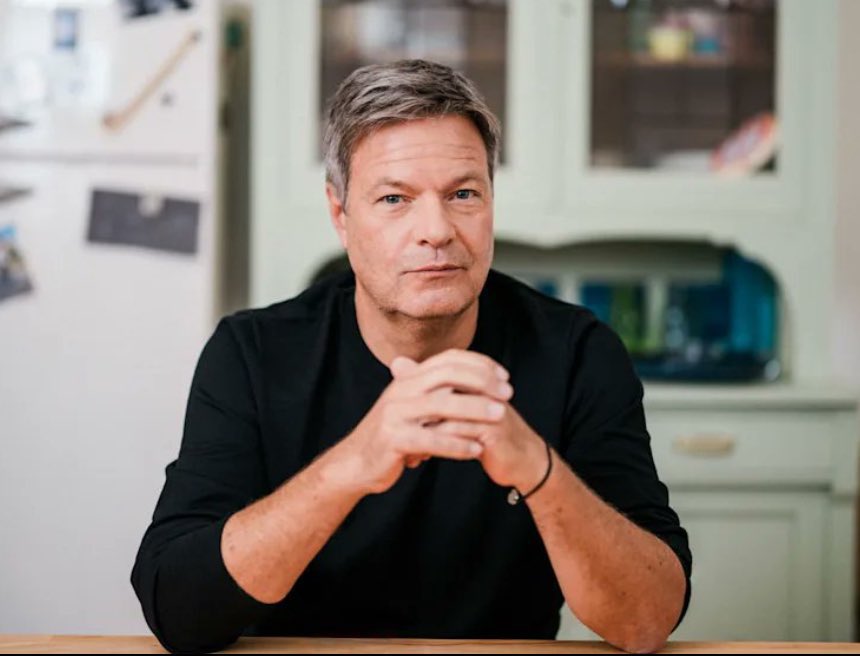 Links ist der Mann zu sehen der aufgrund des Wortes ‚Schwachkopf‘ eine Hausdurchsuchung hatte!

Neben ihm steht seine Tochter die offensichtlich das Down Syndrom hat! 

Rechts ist der Mann zu sehen der ihn angezeigt hat!

Mehr muss man über Deutschland nicht wissen!