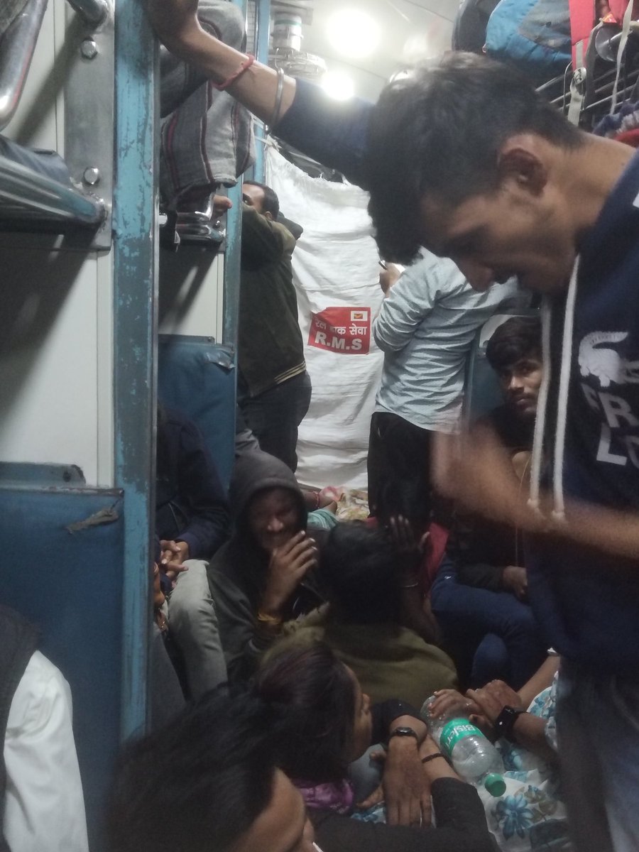 padam7681's tweet photo. रेलवे की मनमानी से आम जन परेशान G T Exp में जनरल डिब्बे पर रेल डाक का कब्ज़ा जिससे जनरल टिकिट यात्री अत्यधिक परेशानी का सामना कर रहे है उचित कार्यवाही हेतु प्रेसित @IRCTCofficial @Central_Railway
@AshwiniVaishnaw https://t.co/T6cK4fJEcJ