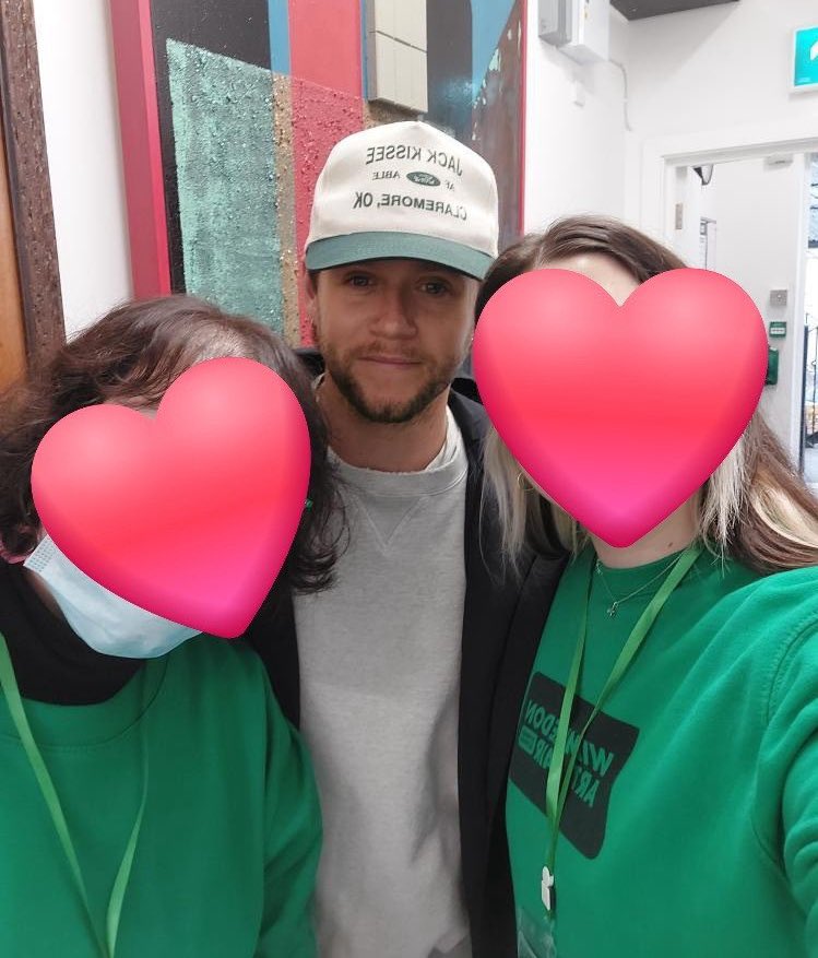 Niall Horan junto a fans en un estudio de arte recientemente.

— Niall accedió a tomarse la foto y las fans permitieron que se publicara dicha foto.