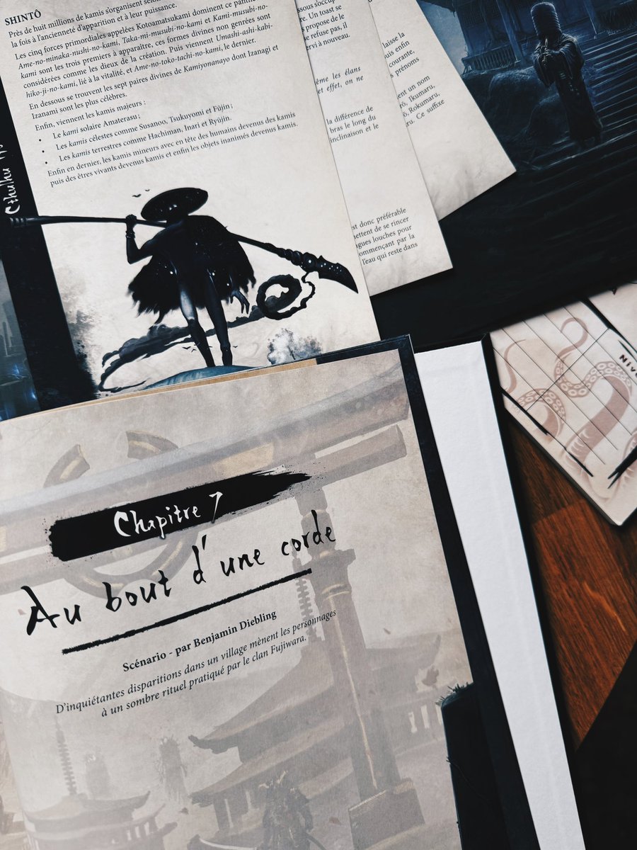 Theoldben's tweet photo. Réception “exemplaire auteur” #JDR : Cthulhu No Kami.

J’ai écrit 2 scénarios, l’un à l’ère Heian (enquête dans un village montagneux), l’autre à notre époque dans le milieu du jeu vidéo/théâtre kabuki.

Les bouquins sont vraiment magnifiques, bravo a l’équipe.

Bref. Heureux 🖤. https://t.co/vIokjljwjF