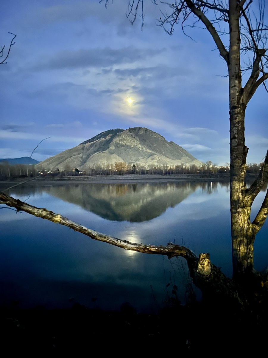 sadierigs's tweet photo. GM &amp; Happy Saturday! Two different nights, same spot  :) 
And a few in the daytime. 
#reflections #peace #beauty https://t.co/jgfkqvNT6q