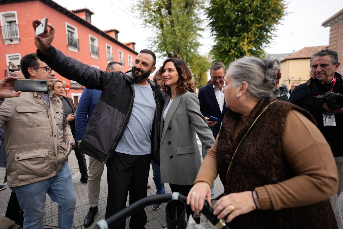 IdiazAyuso's tweet photo. Los 115 alcaldes de @ppmadrid están reunidos durante todo el fin de semana en Aranjuez, trabajando en equipo.

Hablamos de seguridad, vivienda, financiación… A pesar de las dificultades, su compromiso y sus ganas con cada municipio se multiplican por días. https://t.co/jowqQ3yiTX