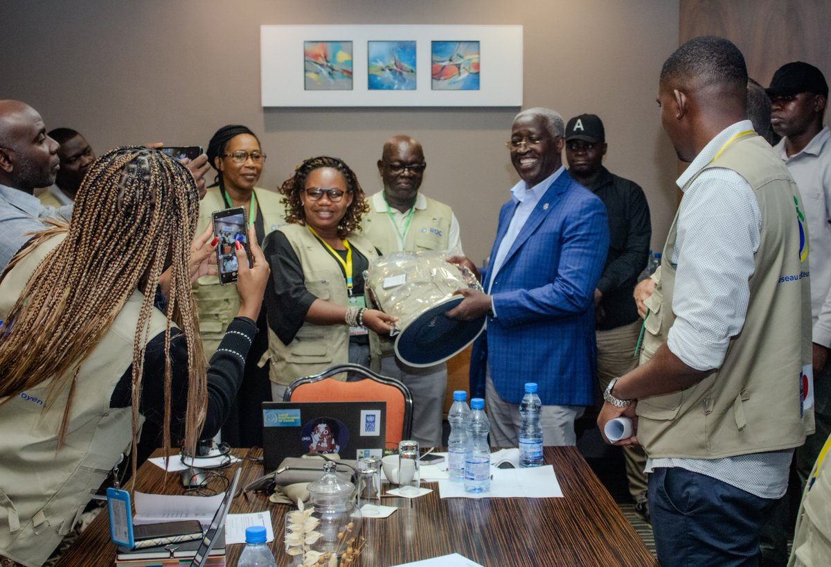 En fin de journée, nous avons eu l’honneur d’accueillir le Mr Premier Ministre Raymond Ndong Sima dans notre #Situation_Room. 
Sa visite témoigne de l’importance accordée à notre travail pour une observation indépendante et transparente du processus électoral.
#Référendum2024