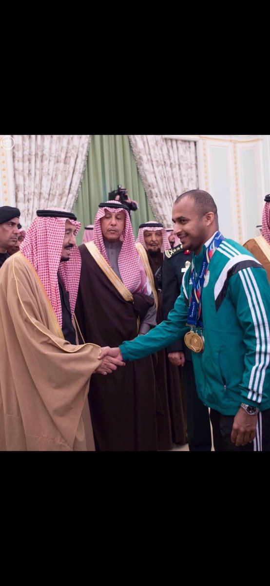 الاسطورة عبدالعزيز العباد يصافح خادم الحرمين الشريفين الملك سلمان بن عبدالعزيز حفظه الله في احد المناسبات