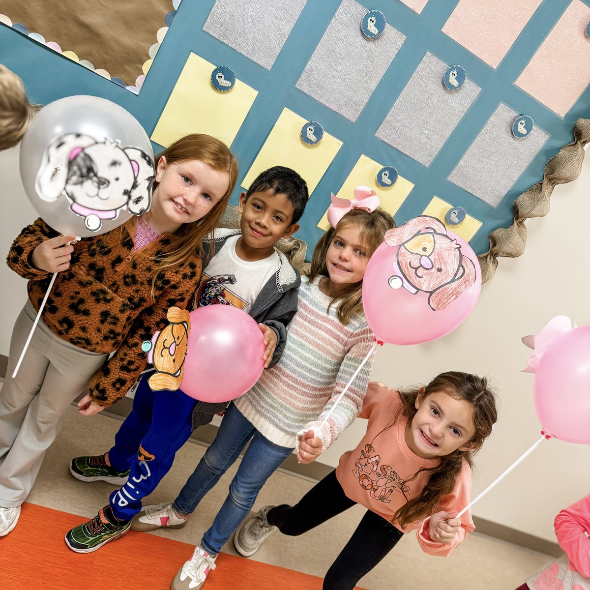 CCPS_Library's tweet image. 2nd graders showcased parade floats they created in a Macy's style Thanksgiving Parade! This proj. was inspired by the beloved book, Balloons Over Broadway! Pre K-1st cheered them on at the culmination of this STEM/library/art/music collab. #balloonsoverbroadway @cullmanprimary