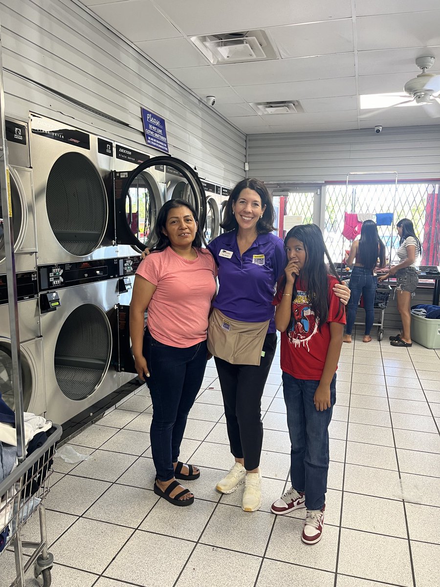 Lots of smiles today at the Pop-Up Laundry event at Super Matt in Bradenton. Generously funded by ⁦<a href="/ThePattersonFdn/">The Patterson Foundation</a>⁩. ⁦<a href="/SuncoastCGLR/">Suncoast GL Reading</a>⁩ ⁦<a href="/readingby3rd/">Campaign for Grade-Level Reading</a>⁩ #FreeLaundryDay