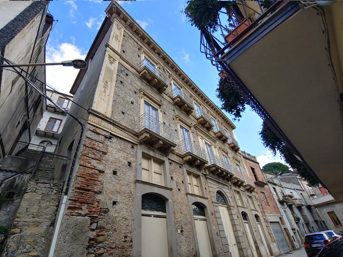 Do you think it's possible to actually forget your first language?

I've been asked several times if I've become so integrated into Italian life that I might forget. After all, I've spent half my life in Australia and the other half in Sicily.

open.substack.com/pub/rochelledb…