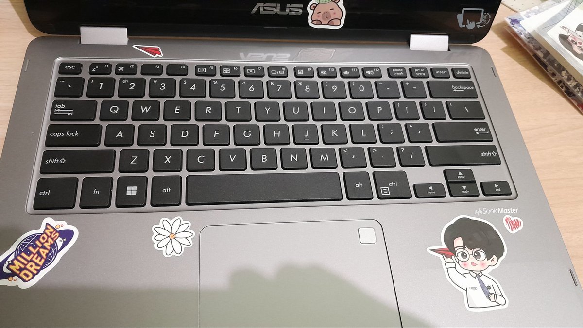 ndatidine's tweet photo. ohh tanggal 17 yaa, pantesan tengah malam bukannya malah ngedekor laptop pake stiker #Cocfinalchapter ternyata aku emang sekangen itu ��� #sudahada3bulan #login min @ruangguru https://t.co/B5x9FnW01m