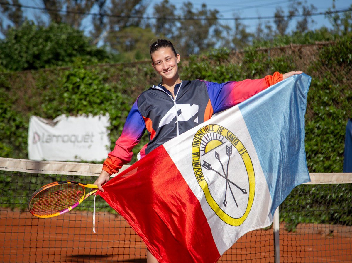 GobSantaFe's tweet photo. ¡Santa Fe campeona nacional en los Juegos Evita!

Nuestra provincia lideró el medallero de los Juegos Nacionales disputados en Mar del Plata con 38 medallas doradas, 31 plateadas y 27 de bronce. Un logro que demuestra el enorme talento y esfuerzo de los deportistas santafesinos, quienes representaron a “La Invencible” con orgullo en las 36 disciplinas de la competencia.

El Programa Santa Fe en Movimiento es muy importante ya que involucró a más de 450 mil jóvenes en todo el territorio provincial, promoviendo el deporte como un hábito de vida y fortaleciendo valores como el compañerismo y la inclusión.