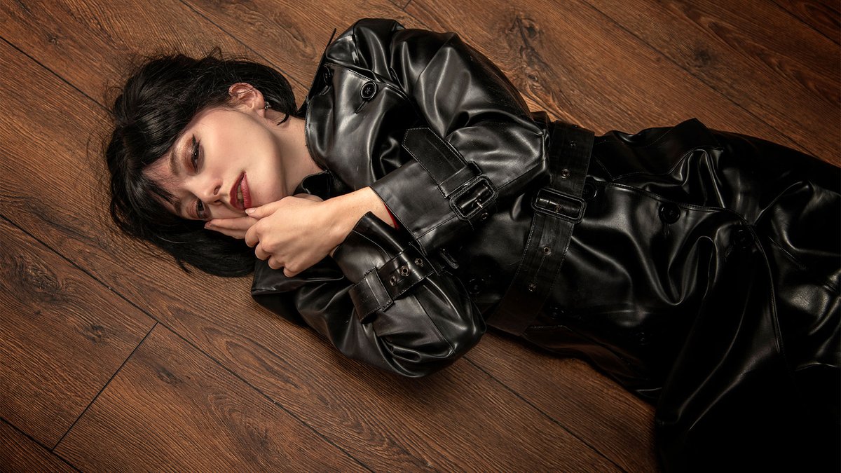 Keith Barker has been shooting shiny fashions for many years. Produced to high technical standards, his new 2025 Rainwear calendar has coincided with rubber rainwear, particular trenchcoats, having a high fashion moment. Calendar image below. Review by TM:
thefetishistas.com/2025-rainwear-…