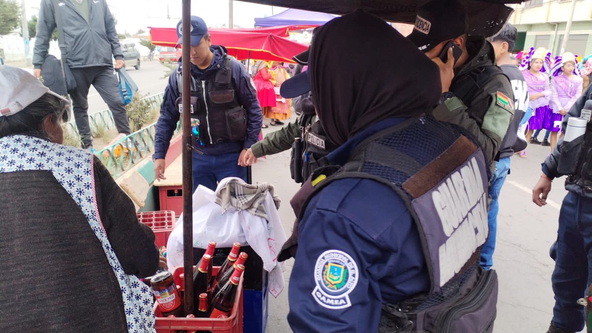 RenuevaBolivia's tweet image. #deÚltimo | Alcaldía realiza el control de inocuidad en la venta de alimentos y  expendio de bebidas alcohólicas no autorizadas en el recorrido de la entrada universitaria UPEA 2024
#EvaCopa #ElAlto #RenuevaElAlto