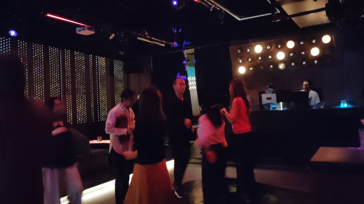 yo yo yo! 渋谷のクラブにZEEBRA観に行ったZE! DJ DirtyKratesとして登場、サイコーなステージ初めて見るZEEBRAマジ俺興奮したZE! 延々とコレでもかと流れる７０年代のディスコミュージックで踊り狂うギャラリーのVIP連中すげえリッチでビビった！DJ KENBOってのもいたZE！チェックしといてくんね！？