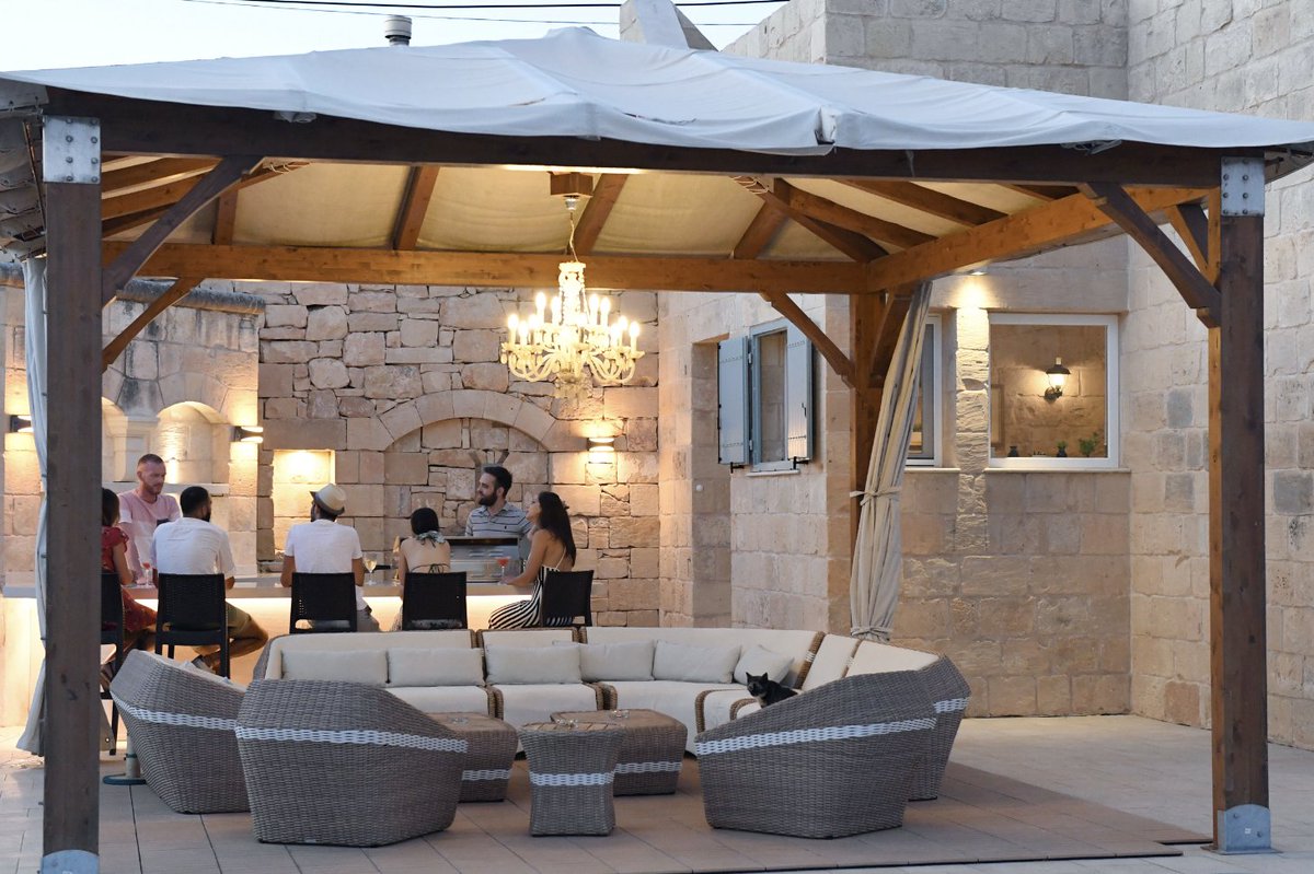 Unforgettable evenings start with great company and a Bull outdoor kitchen. Gathered around and surrounded by warmth, this is where memories are made. Elevate every moment outdoors✨