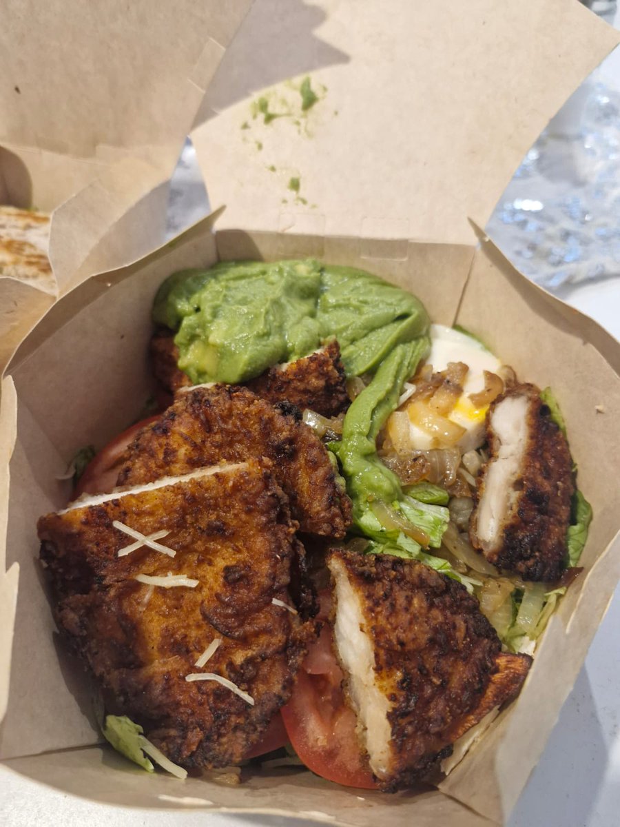 Un día te levantas y decís, voy a comer un poco más sano... Voy a pedir una ensalada con pollo al <a href="/McDonalds_Ar/">McDonalds_Ar ⭐⭐⭐</a> , encima que te dan una ensalada que no es, el pollo te lo dan super quemado y encima frío... Que vergüenza...