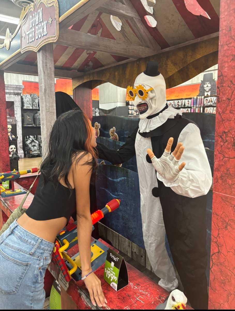 Okamyg's tweet image. Fake Art The Clown vs Real Art The Clown 🫶🏼 #davidhowardthornton 🫶🏼🖤🙈 @TerrifierFilm @SpiritHalloween 
DREAM TO COME TRUE #manifesting 🪄🥹