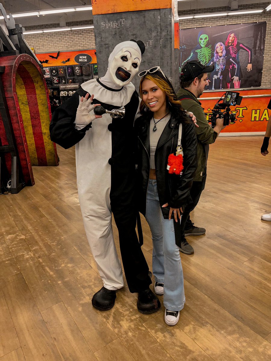 Okamyg's tweet image. Fake Art The Clown vs Real Art The Clown 🫶🏼 #davidhowardthornton 🫶🏼🖤🙈 @TerrifierFilm @SpiritHalloween 
DREAM TO COME TRUE #manifesting 🪄🥹